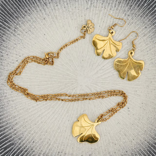 Long ginkgo leaf necklace in brass